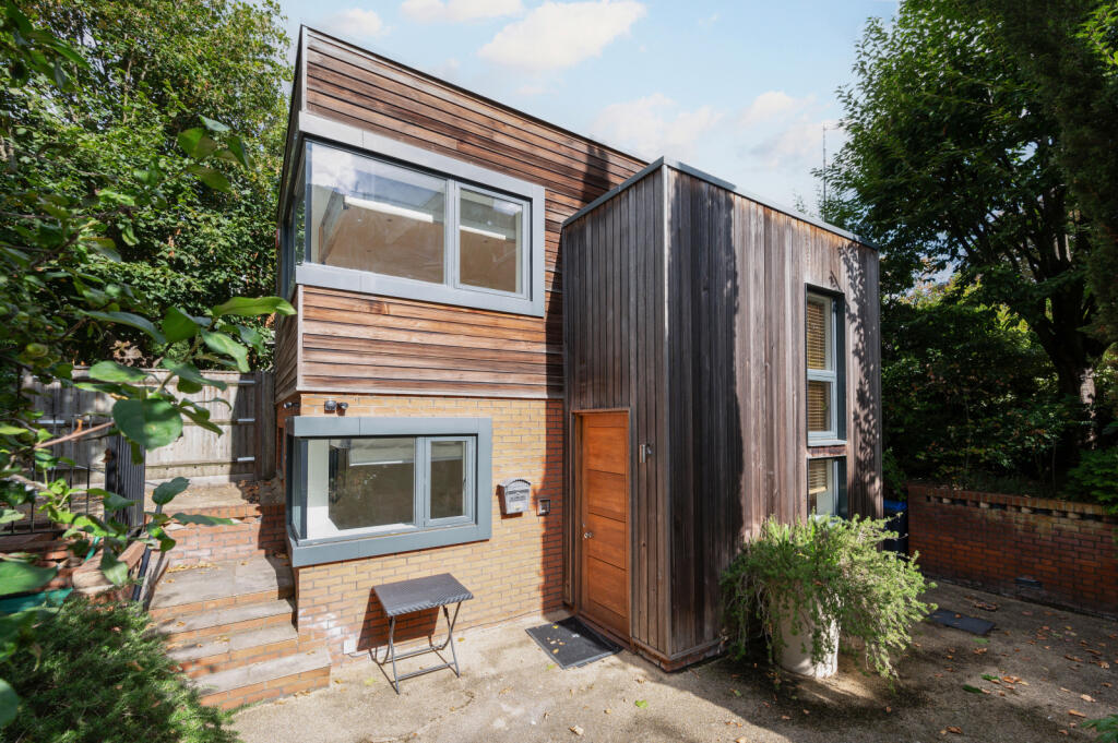 2 bed Detached for rent in Wimbledon. From Hawes & Co - Wimbledon Village