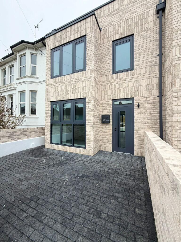 4 bed End of Terrace for rent in Portslade-by-Sea. From Spark and Sons - Hove 4 bed End of Terrace for rent in Portslade-by-Sea. From Spark and Sons - Hove