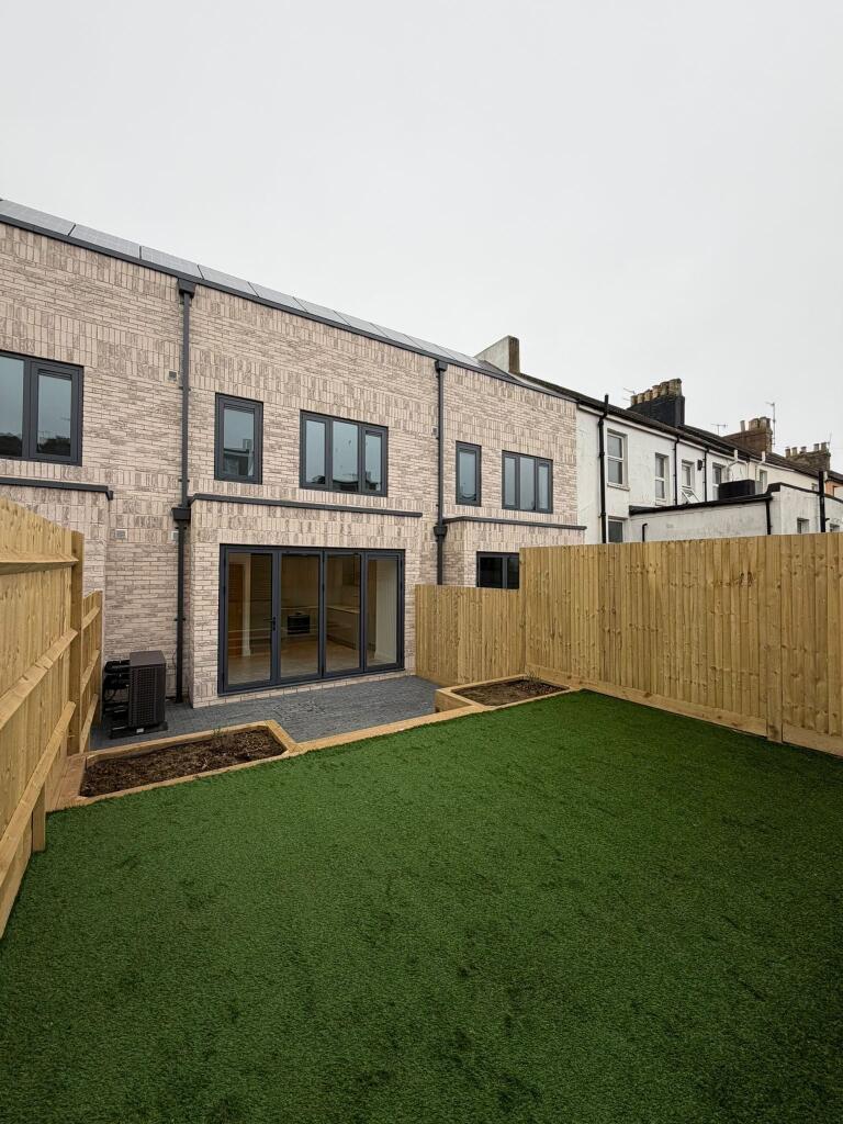 4 bed Mid Terraced House for rent in Portslade-by-Sea. From Spark and Sons - Hove 4 bed Mid Terraced House for rent in Portslade-by-Sea. From Spark and Sons - Hove