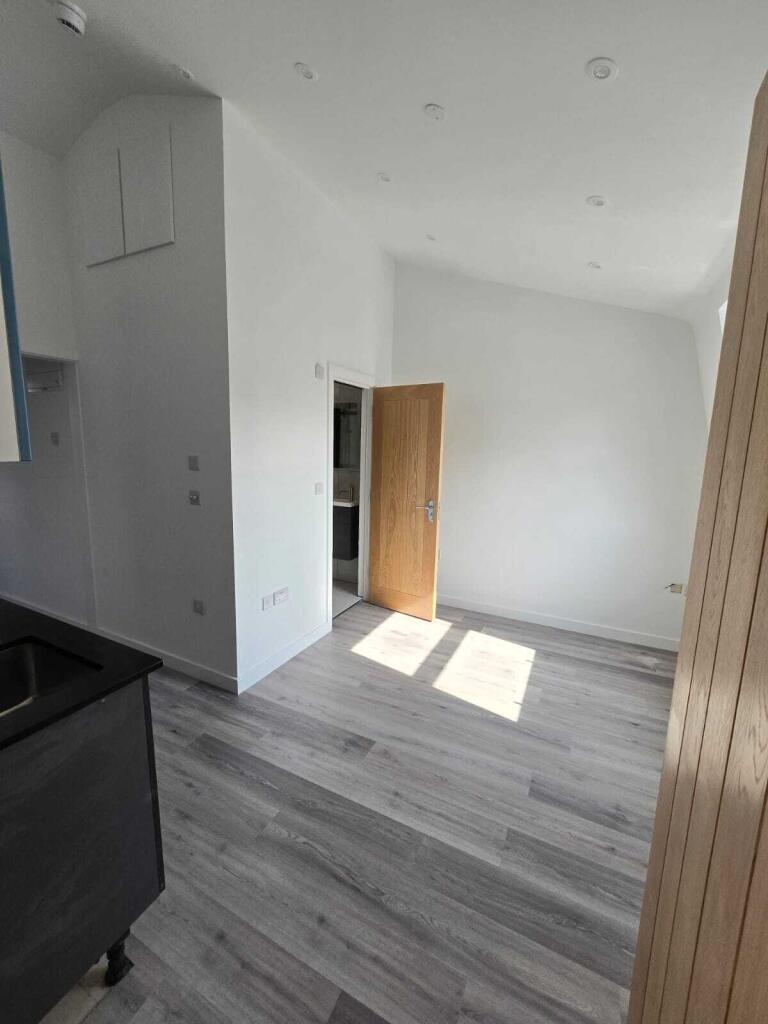 1 bed 1st Floor Flat for rent in Brighton and Hove. From Spark and Sons - Hove