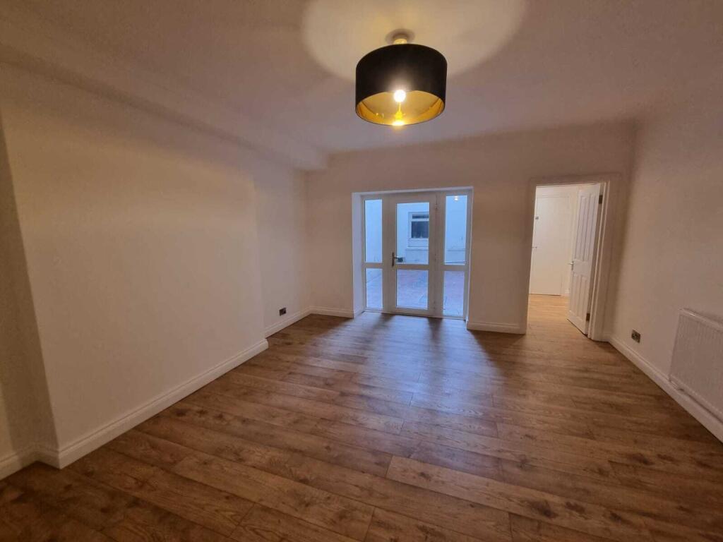 3 bed 1st Floor Flat for rent in Brighton and Hove. From Spark and Sons - Hove