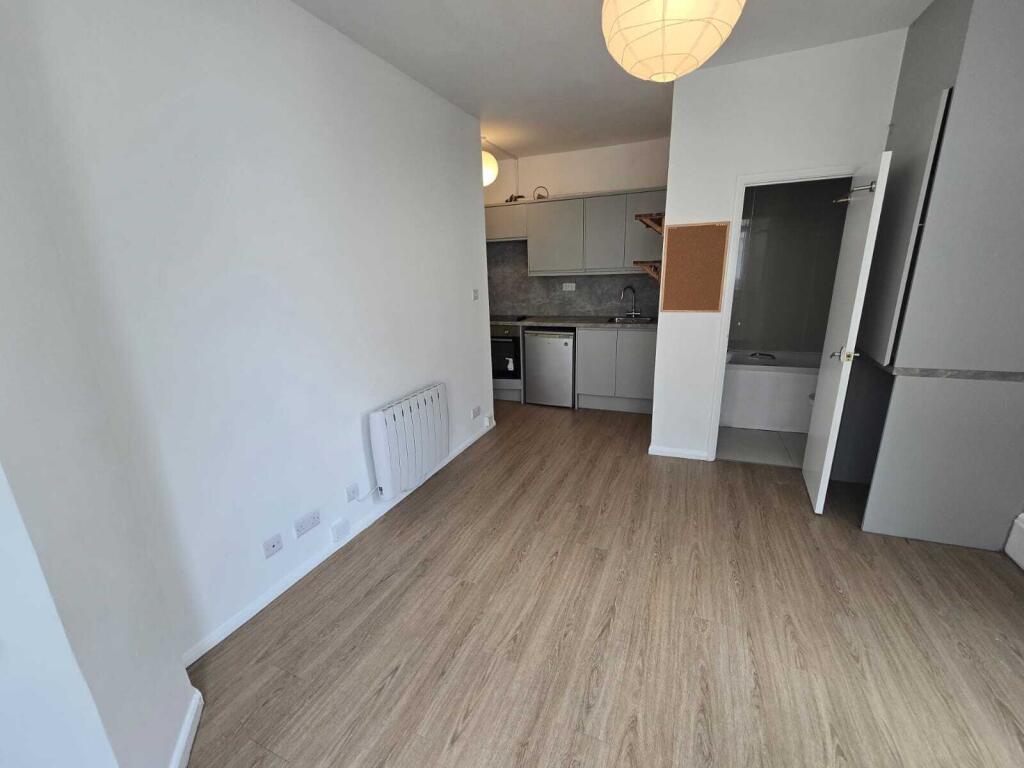 1 bed 1st Floor Flat for rent in Brighton and Hove. From Spark and Sons - Hove