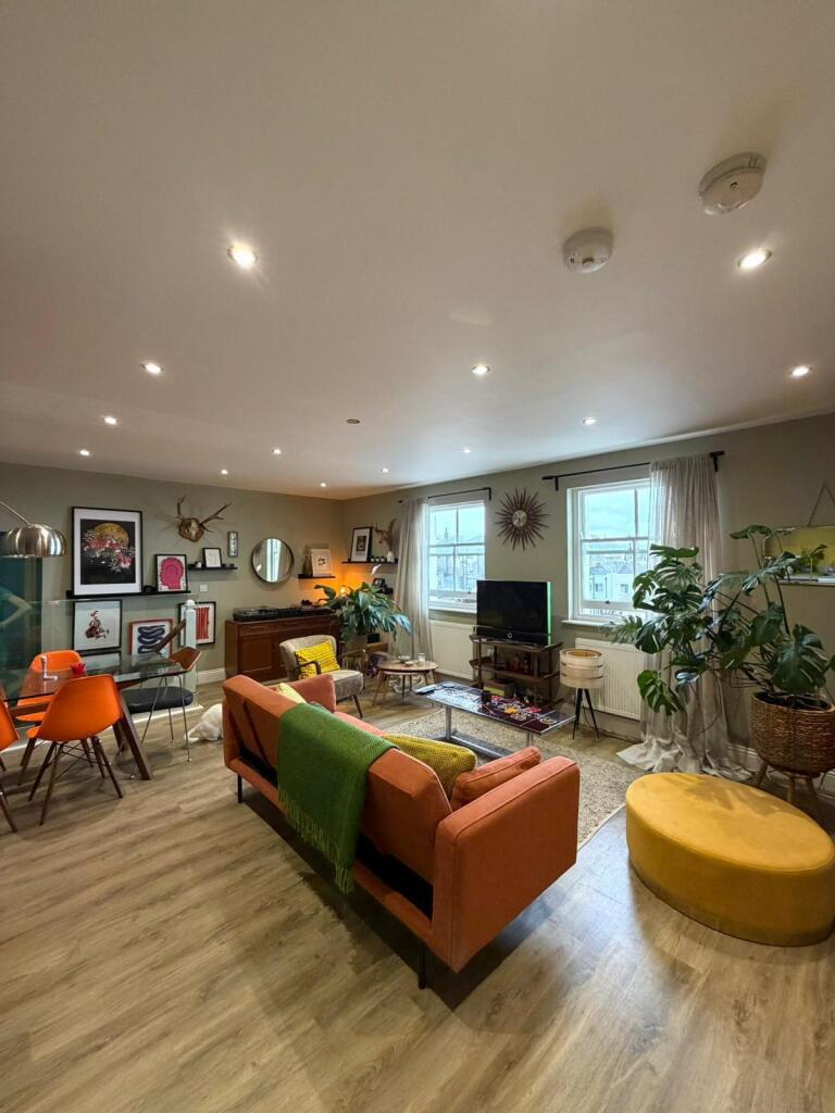 2 bed 1st Floor Flat for rent in Brighton and Hove. From Spark and Sons - Hove