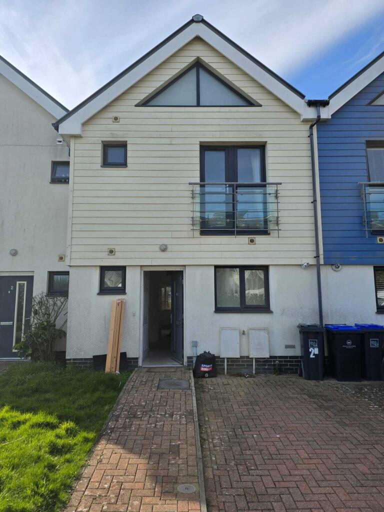 3 bed Mid Terraced House for rent in Worthing. From Spark and Sons - Hove