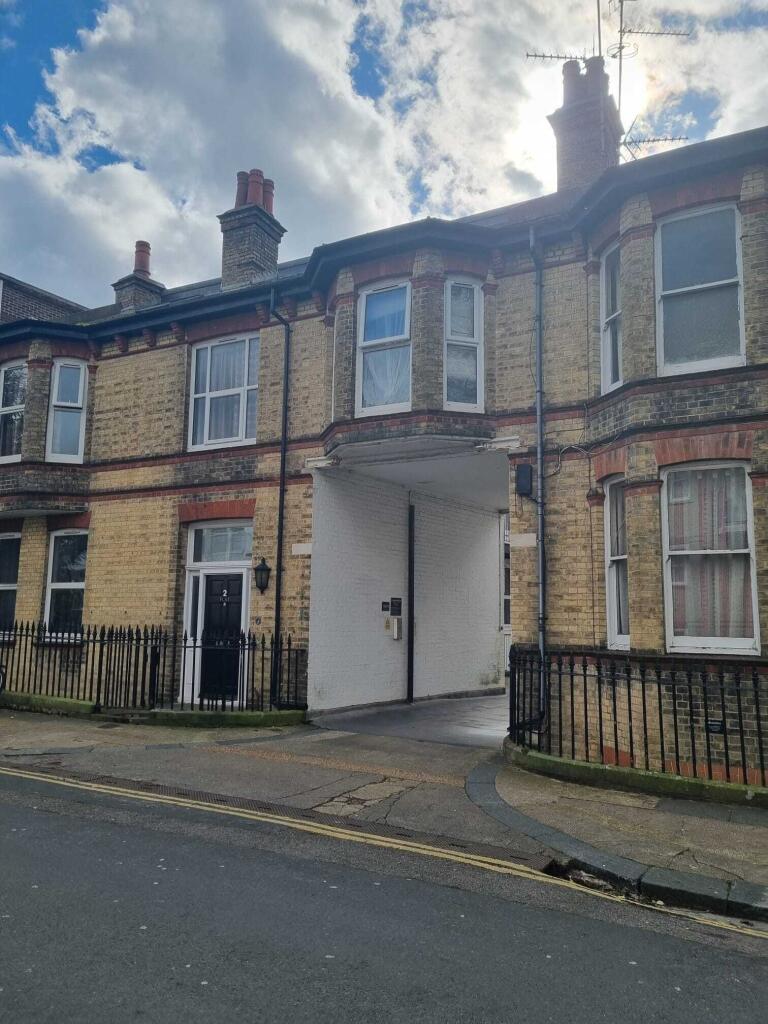 2 bed 1st Floor Flat for rent in Brighton and Hove. From Spark and Sons - Hove