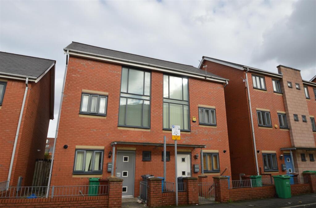 3 bed Detached for rent in Manchester. From George Adams (Estate Agents) Ltd - Manchester