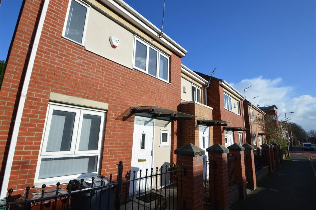 3 bed Detached for rent in Manchester. From George Adams (Estate Agents) Ltd - Manchester