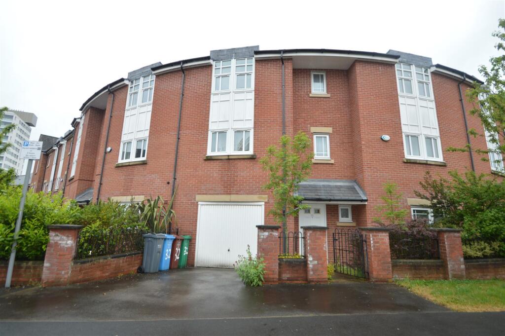 4 bed Detached for rent in Manchester. From George Adams (Estate Agents) Ltd - Manchester