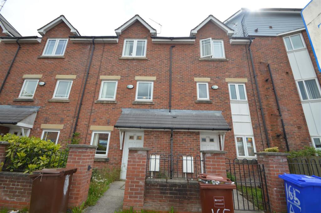 4 bed Detached for rent in Manchester. From George Adams (Estate Agents) Ltd - Manchester
