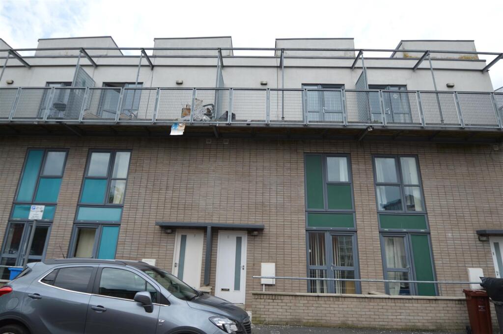 3 bed Detached for rent in Manchester. From George Adams (Estate Agents) Ltd - Manchester