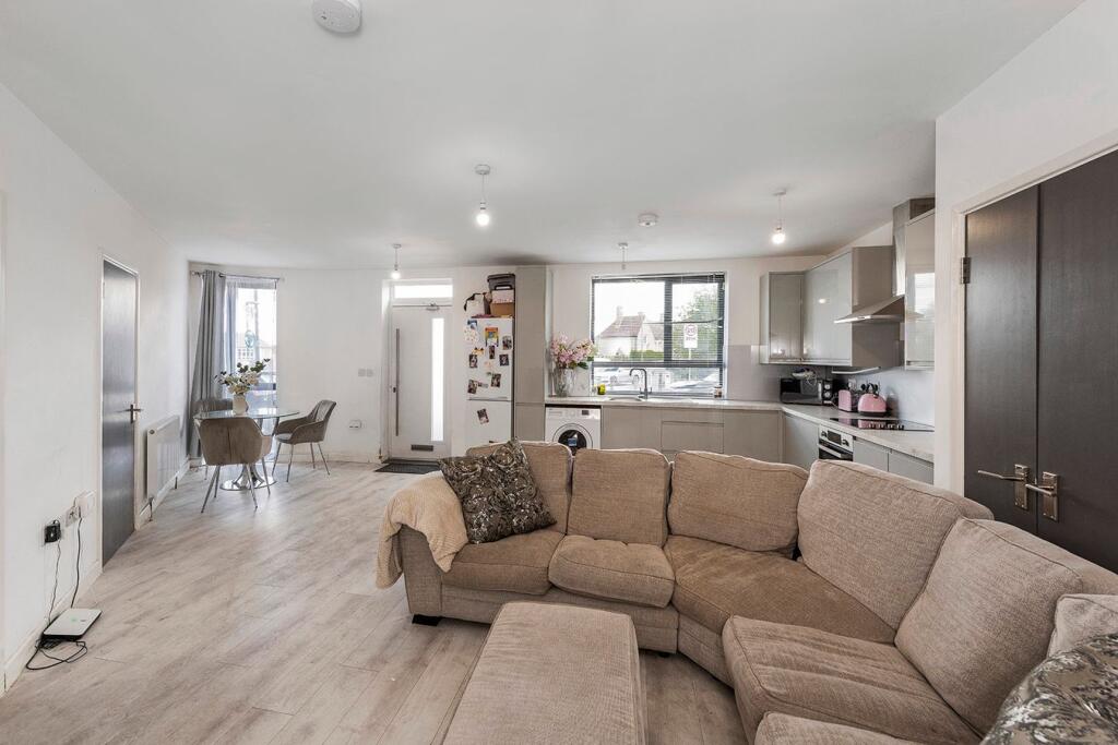 2 bed Apartment for rent in Eltham. From RE/MAX Select - Bexleyheath