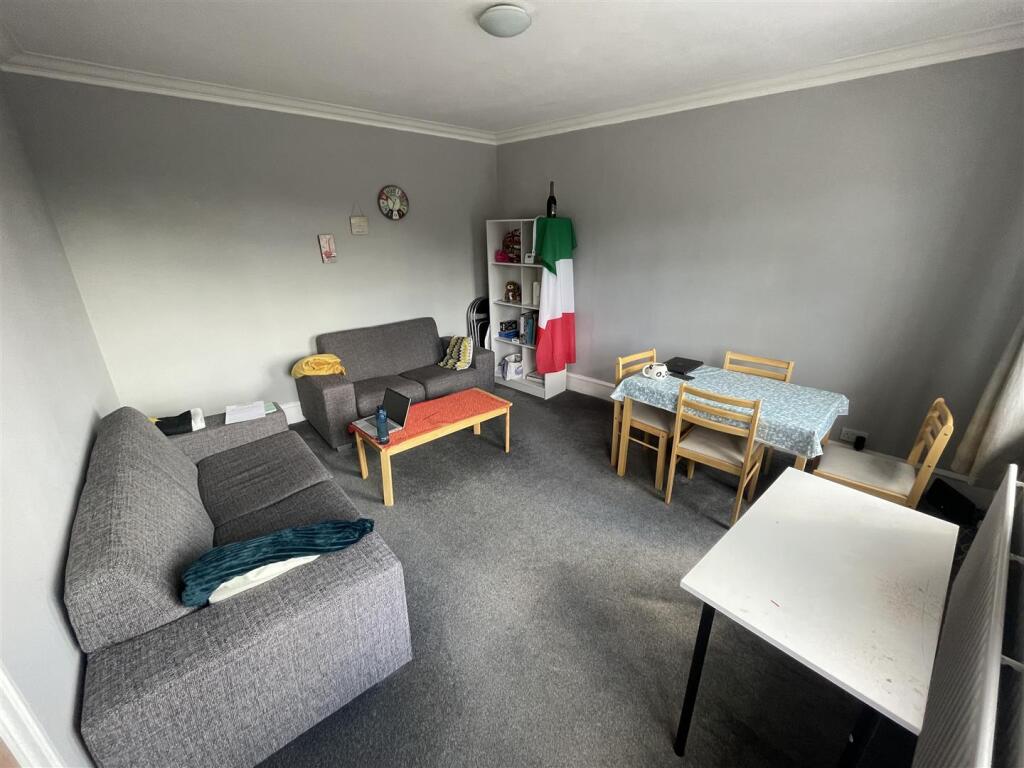 4 bed 1st Floor Flat for rent in London. From Andrews And Stacey Ltd - Shepherds Bush