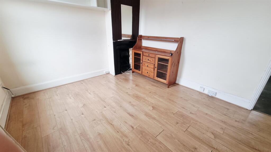 1 bed 1st Floor Flat for rent in Brentford. From Andrews And Stacey Ltd - Shepherds Bush