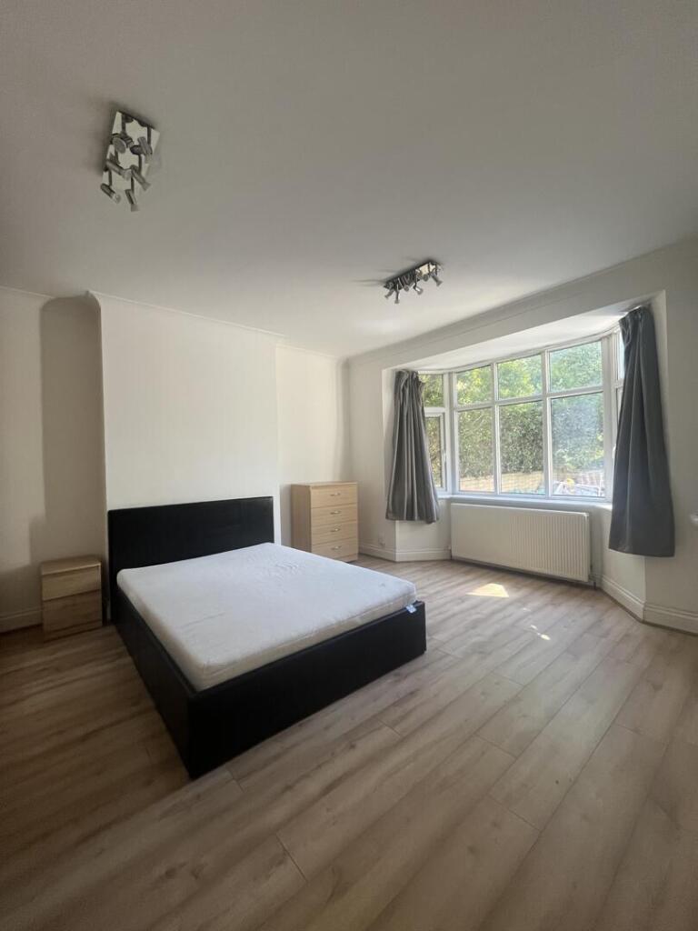 6 bed Detached for rent in London. From Andrews And Stacey Ltd - Shepherds Bush