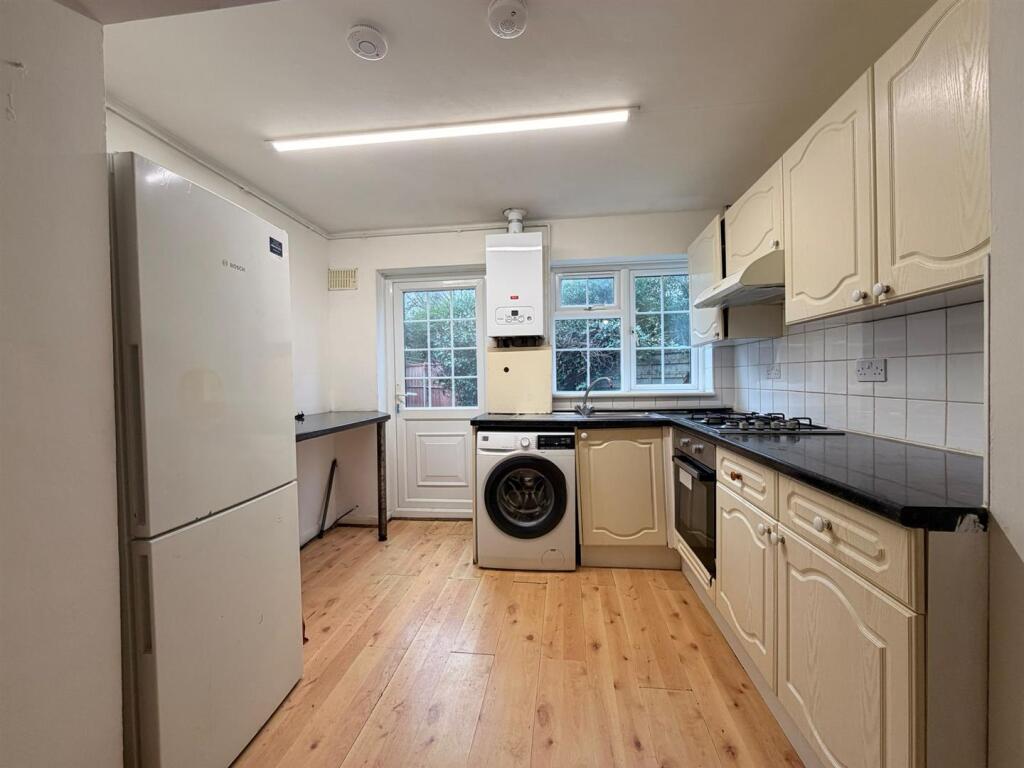 4 bed Detached for rent in Uxbridge. From Andrews And Stacey Ltd - Shepherds Bush