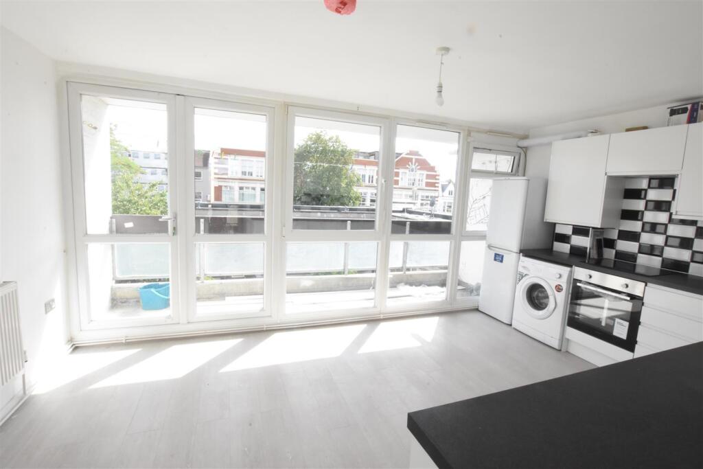 5 bed Detached for rent in Fulham. From Andrews And Stacey Ltd - Shepherds Bush