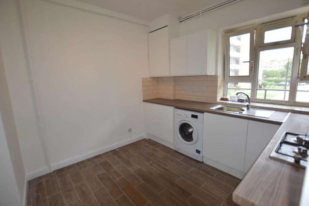 4 bed Detached for rent in Fulham. From Andrews And Stacey Ltd - Shepherds Bush