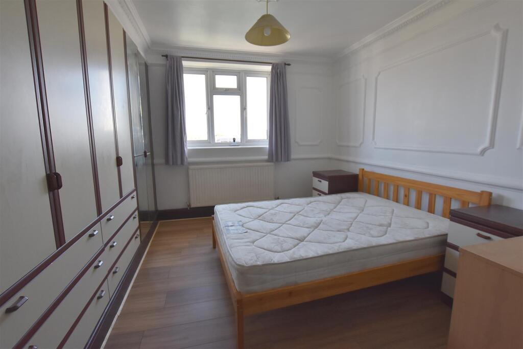4 bed Detached for rent in Fulham. From Andrews And Stacey Ltd - Shepherds Bush