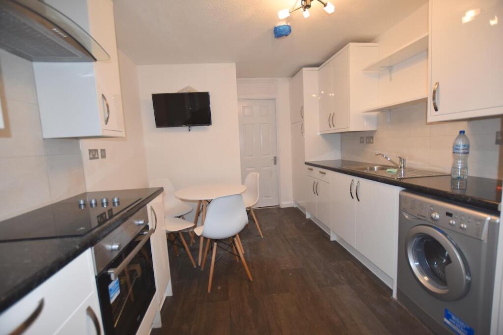 4 bed Detached for rent in Kensington. From Andrews And Stacey Ltd - Shepherds Bush