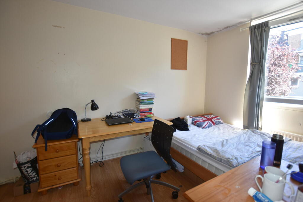 4 bed Detached for rent in Fulham. From Andrews And Stacey Ltd - Shepherds Bush