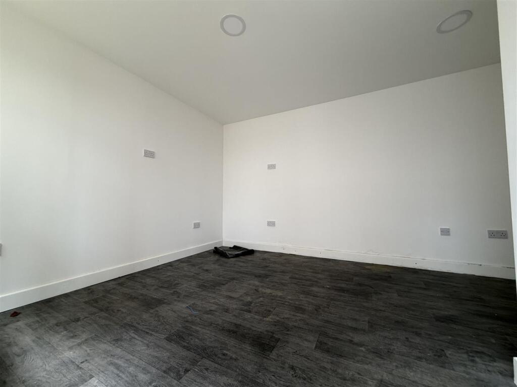 5 bed Detached for rent in Southall. From Andrews And Stacey Ltd - Shepherds Bush