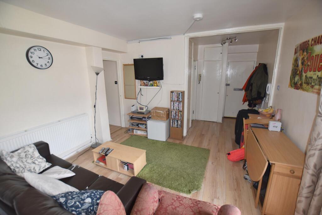 4 bed Detached for rent in Wimbledon. From Andrews And Stacey Ltd - Shepherds Bush