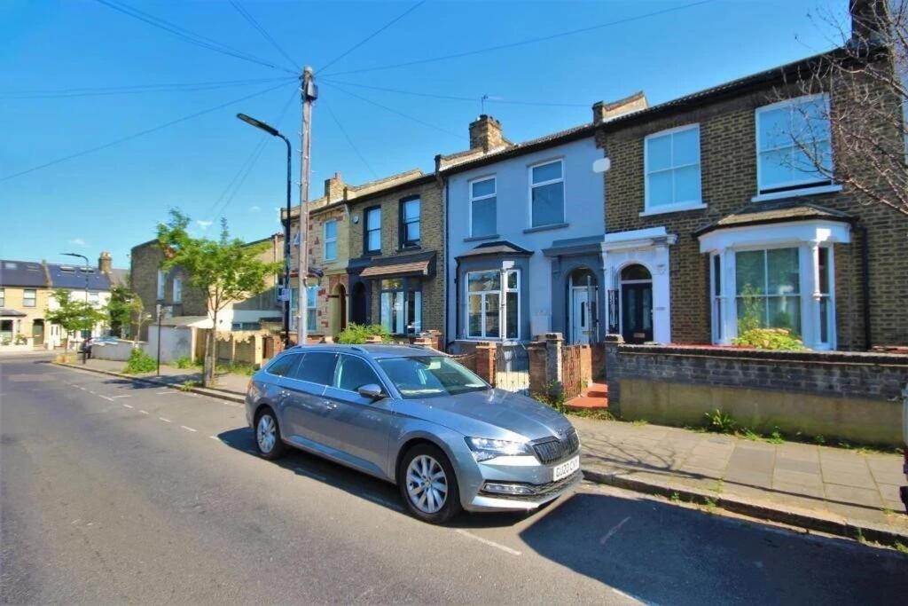 4 bed Detached for rent in Hackney. From Andrews And Stacey Ltd - Shepherds Bush