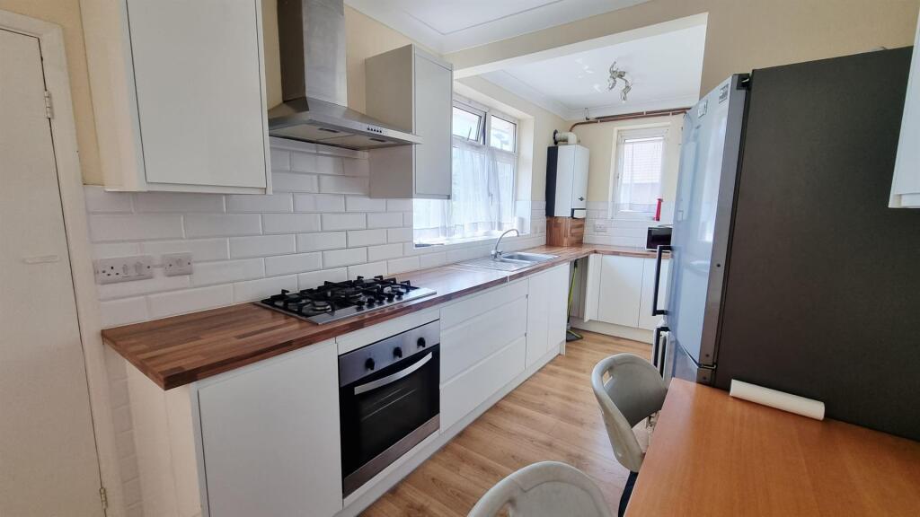 3 bed 1st Floor Flat for rent in Hounslow. From Andrews And Stacey Ltd - Shepherds Bush