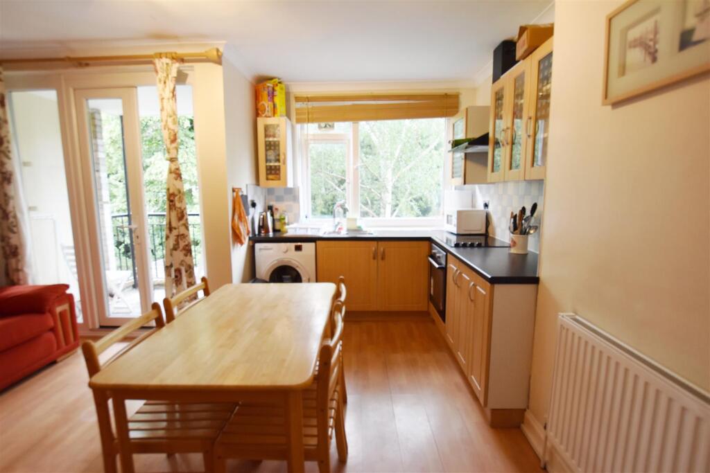 4 bed Detached for rent in Putney. From Andrews And Stacey Ltd - Shepherds Bush