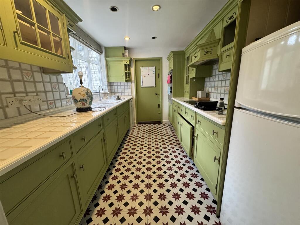 4 bed Detached for rent in London. From Andrews And Stacey Ltd - Shepherds Bush