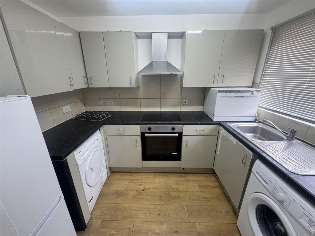 1 bed Detached for rent in Hounslow. From Andrews And Stacey Ltd - Shepherds Bush