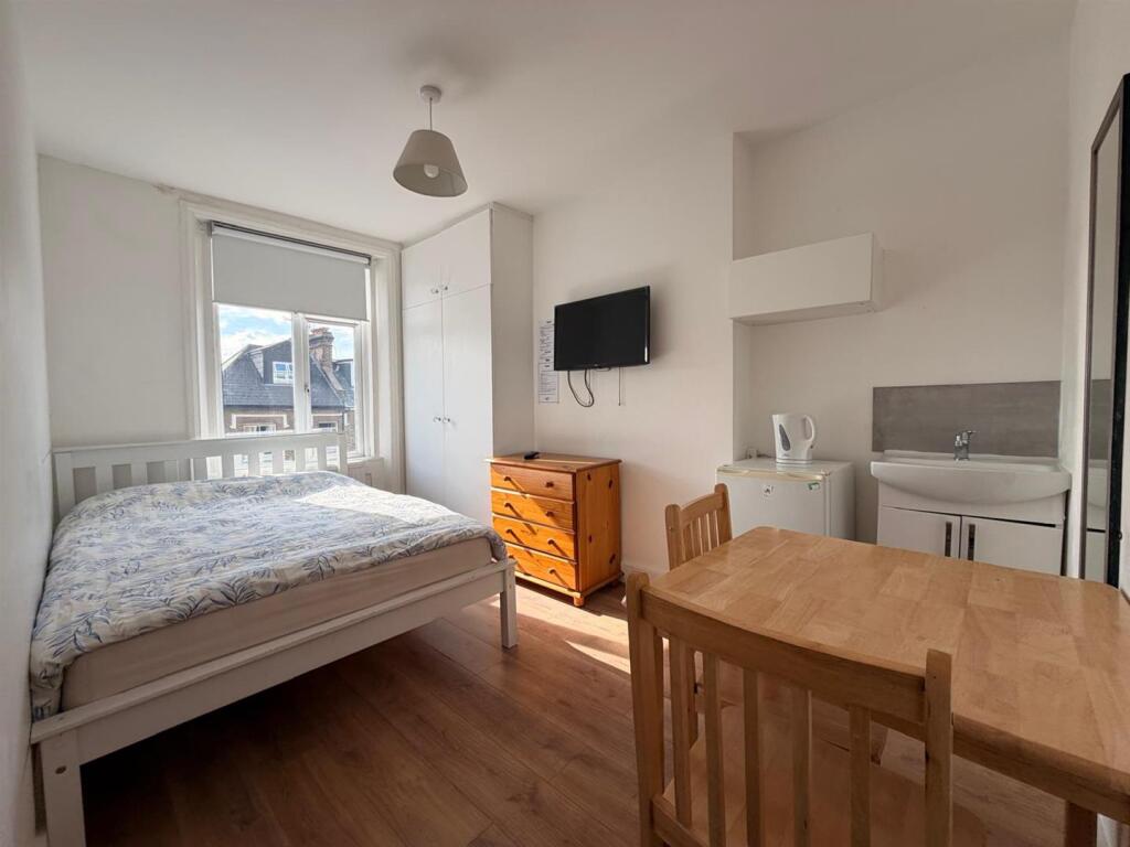 1 bed Not Specified for rent in Hammersmith. From Andrews And Stacey Ltd - Shepherds Bush