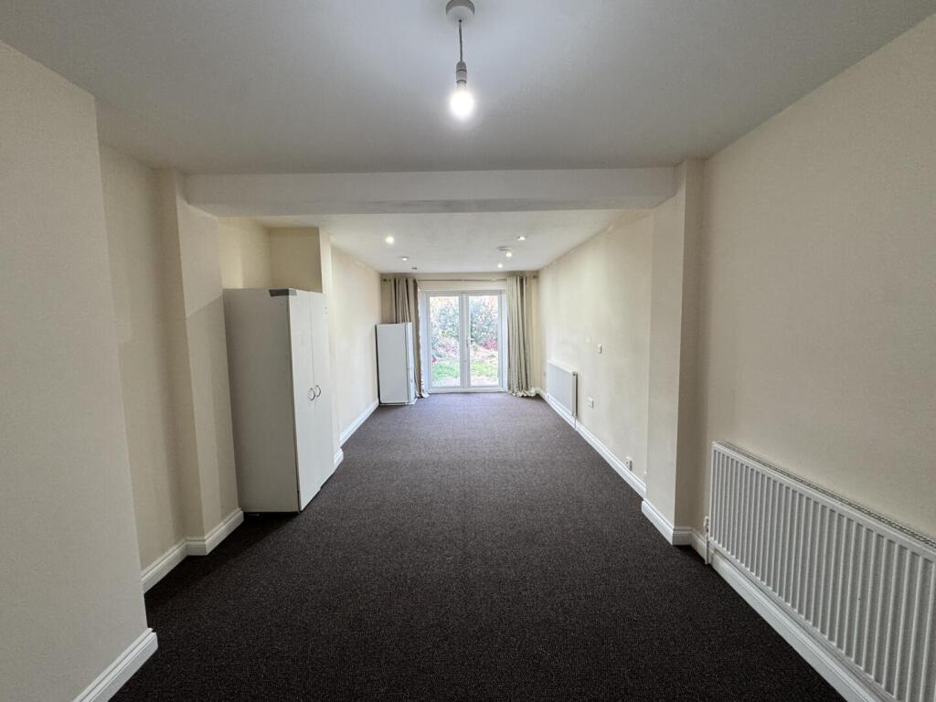 7 bed Detached for rent in Hounslow. From Andrews And Stacey Ltd - Shepherds Bush