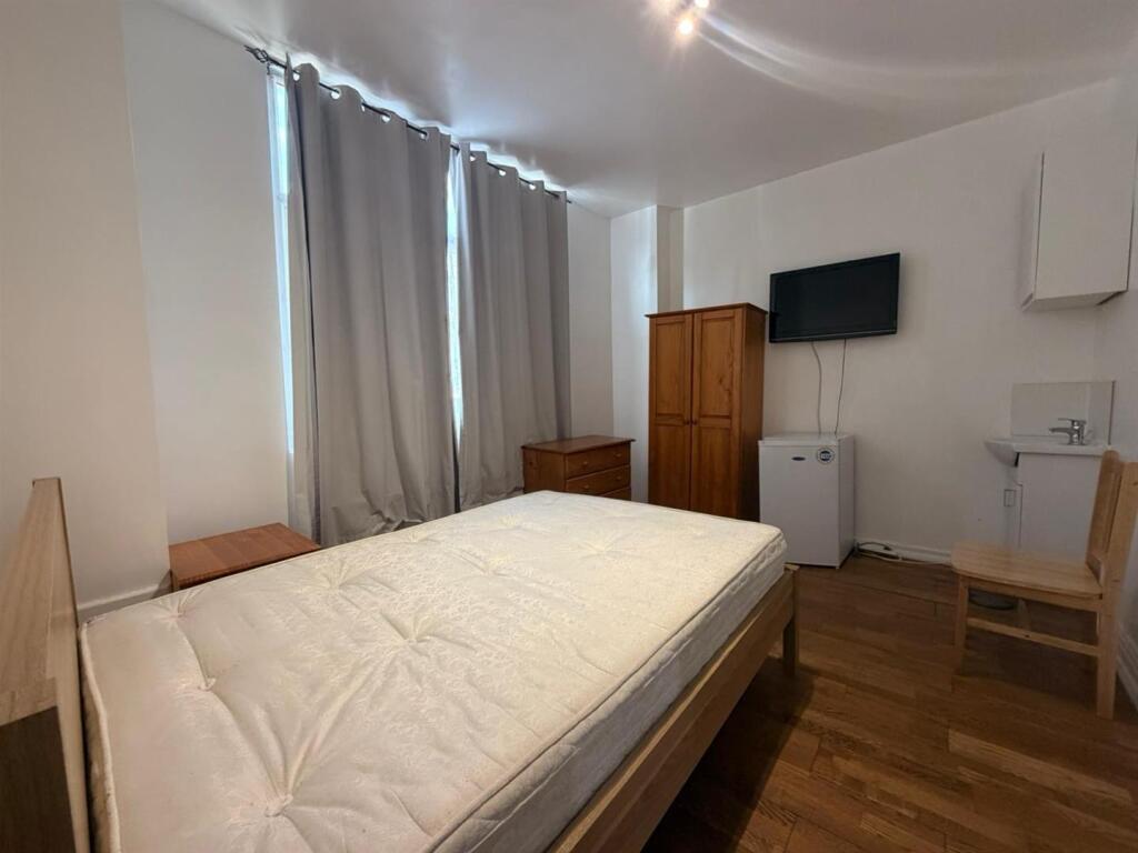 1 bed House (unspecified) for rent in London. From Andrews And Stacey Ltd - Shepherds Bush