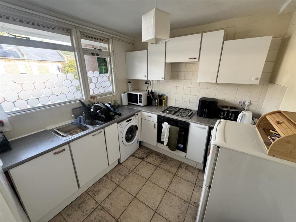 3 bed 1st Floor Flat for rent in London. From Andrews And Stacey Ltd - Shepherds Bush