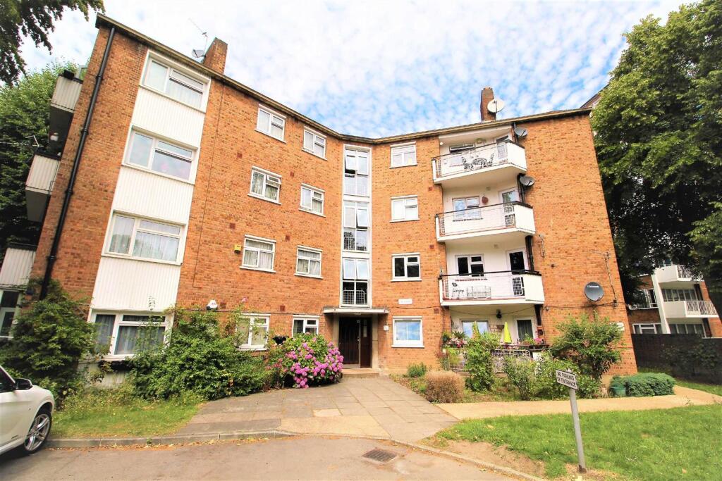3 bed 1st Floor Flat for rent in Wanstead. From Churchill Estates - Wanstead