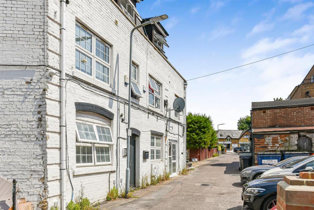 4 bed Studio for rent in London. From Churchill Estates - Wanstead
