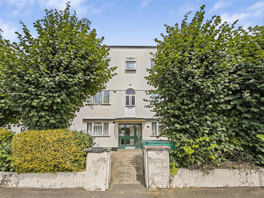 4 bed Studio for rent in Wanstead. From Churchill Estates - Wanstead
