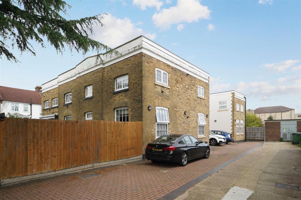 4 bed Studio for rent in Woodford. From Churchill Estates - Wanstead