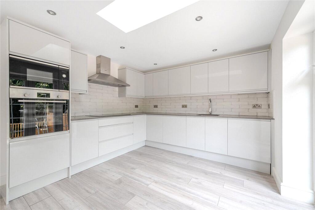 4 bed Semi Detached for rent in Godalming. From Warren Powell-Richards - Godalming 4 bed Semi Detached for rent in Godalming. From Warren Powell-Richards - Godalming