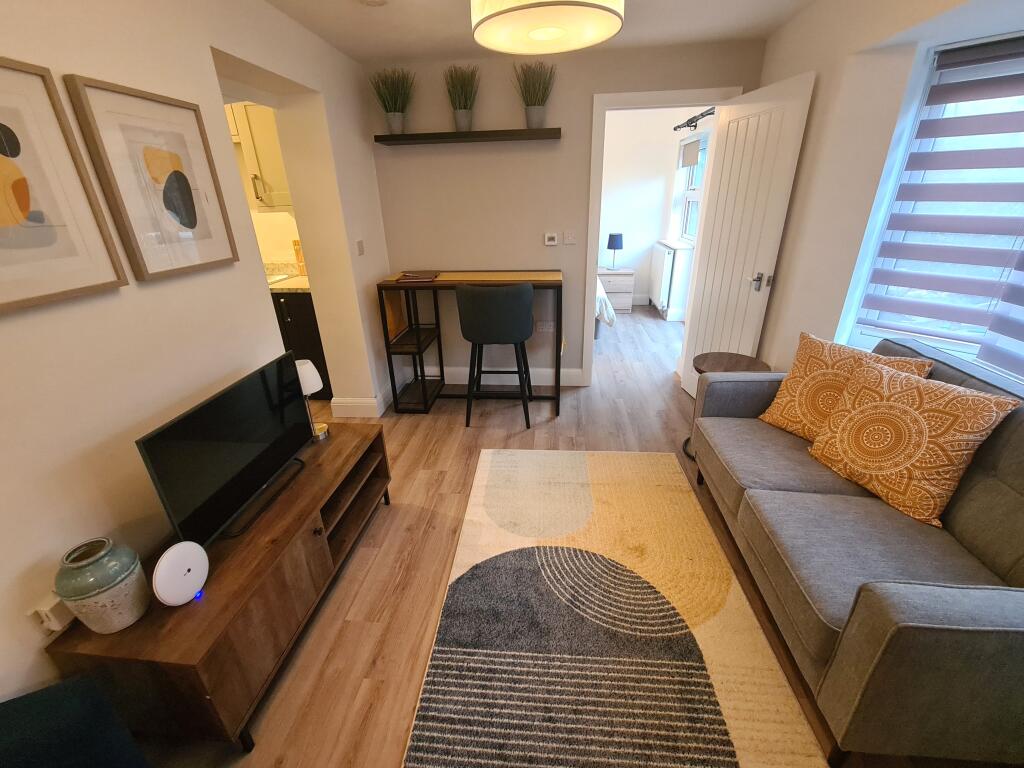 1 bed Apartment for rent in Cramhurst. From Warren Powell-Richards - Godalming 1 bed Apartment for rent in Cramhurst. From Warren Powell-Richards - Godalming