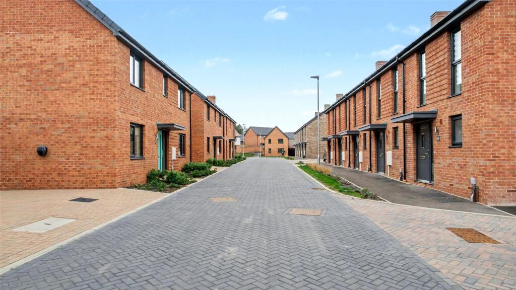 3 bed Mid Terraced House for rent in . From Warren Powell-Richards - Grayshott