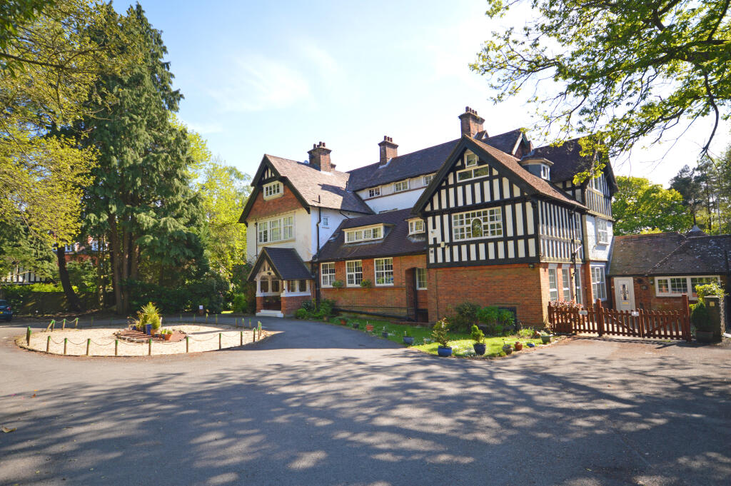 1 bed Apartment for rent in Hindhead. From Warren Powell-Richards - Grayshott