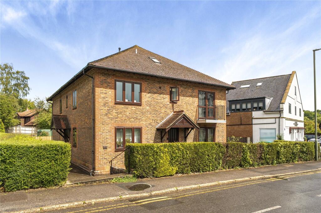 2 bed Apartment for rent in Haslemere. From Warren Powell-Richards - Grayshott