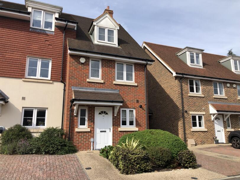 3 bed Semi Detached for rent in Hindhead. From Warren Powell-Richards - Grayshott 3 bed Semi Detached for rent in Hindhead. From Warren Powell-Richards - Grayshott