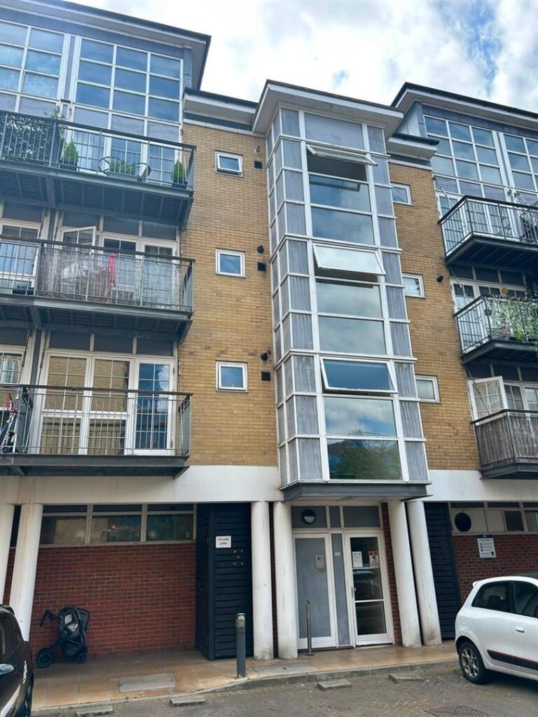 2 bed 1st Floor Flat for rent in Romford. From Peter Andrews - South Woodford