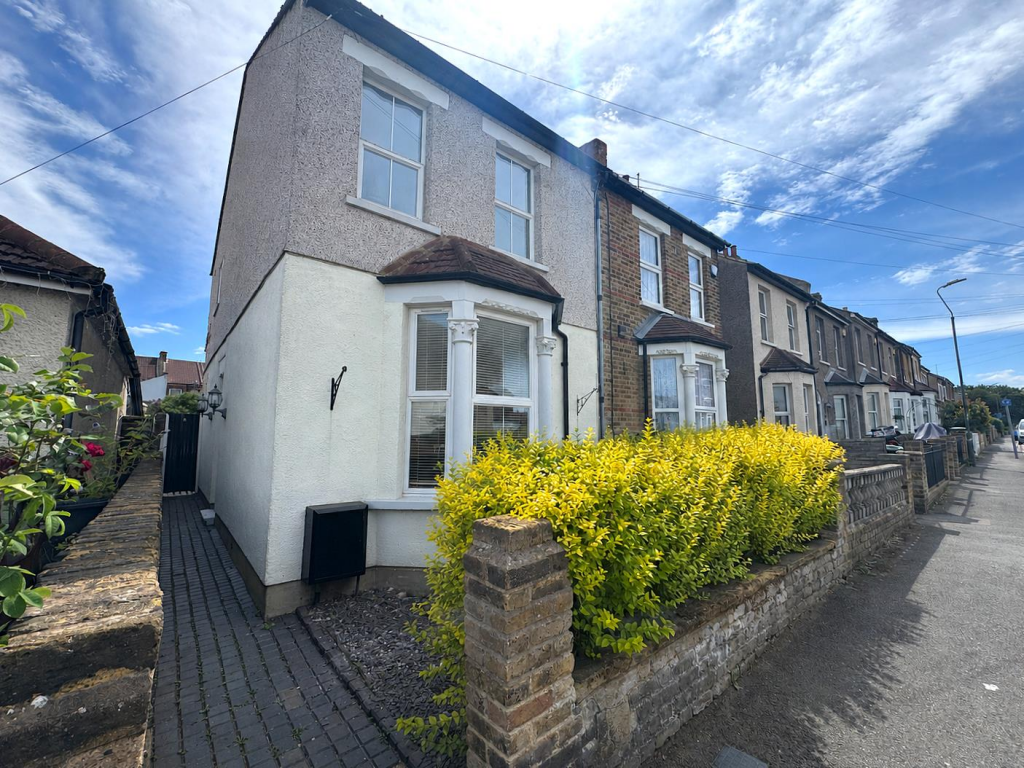 3 bed End of Terrace for rent in Erith. From Parris Residential 3 bed End of Terrace for rent in Erith. From Parris Residential