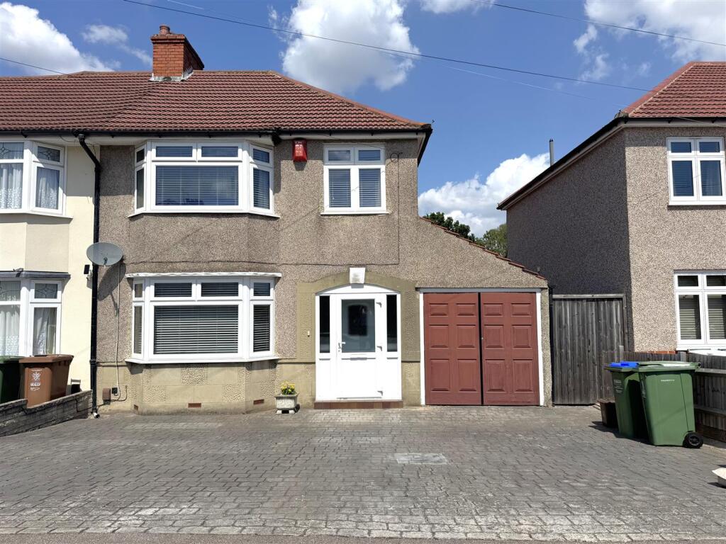 3 bed Semi Detached for rent in Crayford. From Parris Residential 3 bed Semi Detached for rent in Crayford. From Parris Residential
