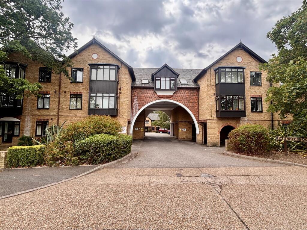 4 bed Studio for rent in Erith. From Parris Residential