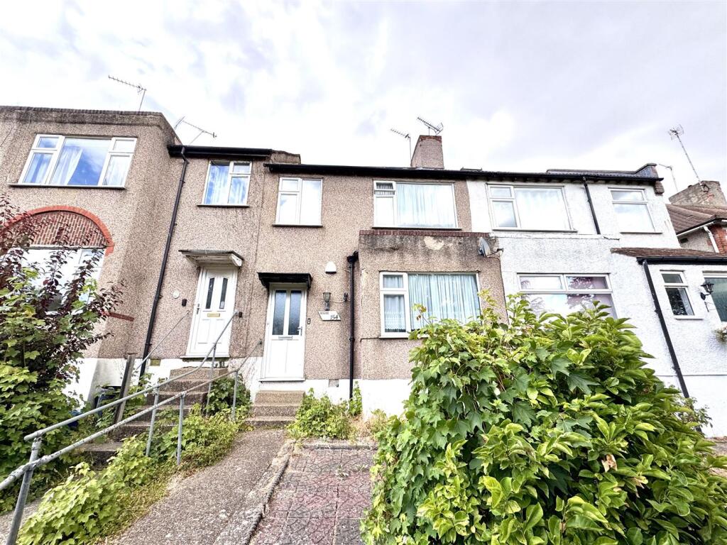 3 bed Mid Terraced House for rent in Crayford. From Parris Residential